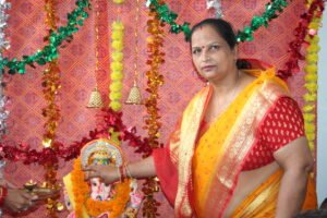 A women with Ganesh Idol